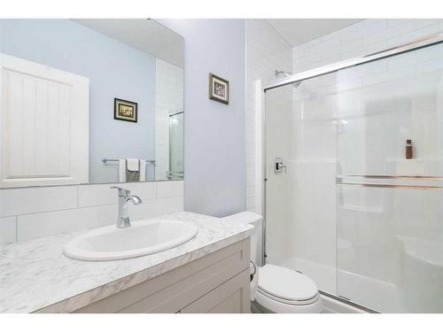 32 Evansglen Link Nw, Calgary, AB - Indoor Photo Showing Bathroom
