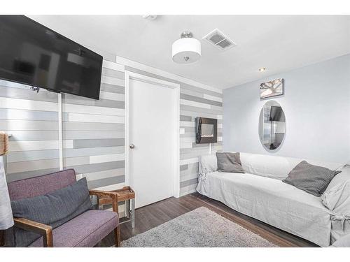 308 Glyde Street, Rosebud, AB - Indoor Photo Showing Living Room