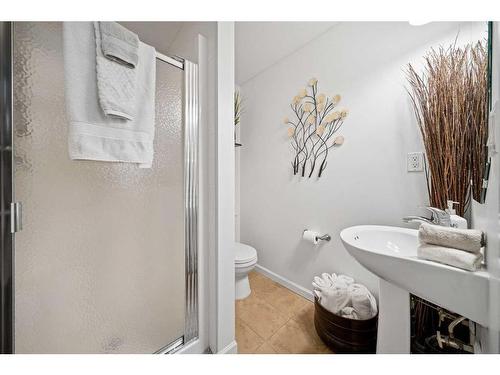 208-5040 53 Street, Sylvan Lake, AB - Indoor Photo Showing Bathroom