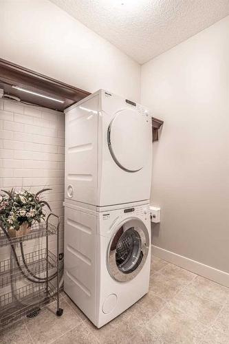 160 Heritage Isle, Heritage Pointe, AB - Indoor Photo Showing Laundry Room