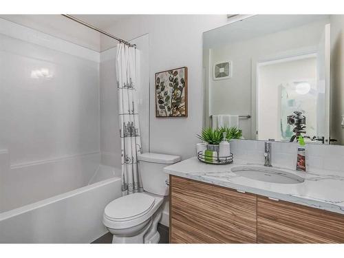 37 Shale Avenue, Cochrane, AB - Indoor Photo Showing Bathroom