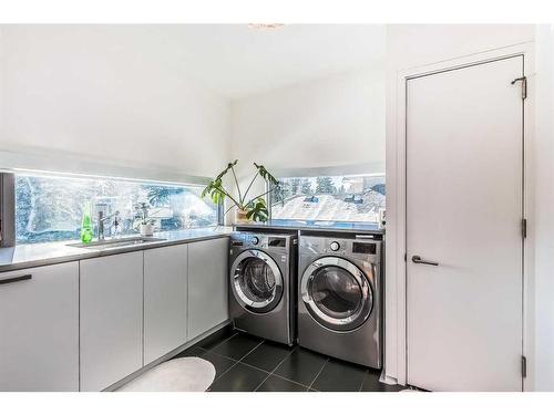 1010 32 Avenue, Calgary, AB - Indoor Photo Showing Laundry Room