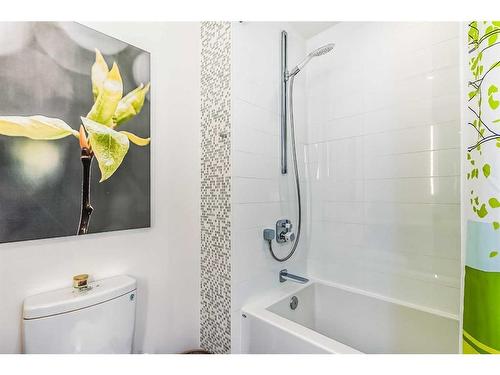 1010 32 Avenue, Calgary, AB - Indoor Photo Showing Bathroom