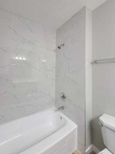 2310 17A Street Sw, Calgary, AB - Indoor Photo Showing Bathroom
