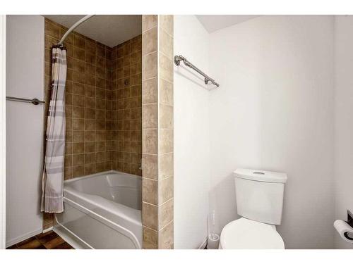 7642 24 Street Se, Calgary, AB - Indoor Photo Showing Bathroom