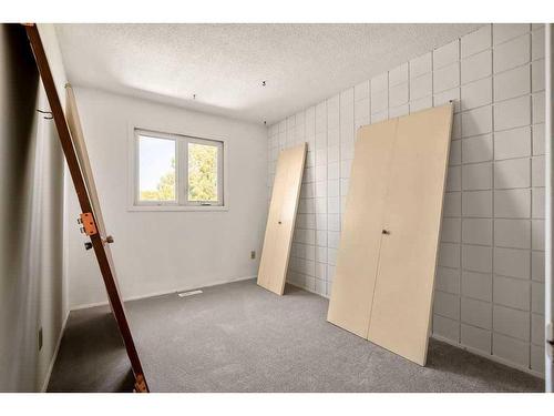 7642 24 Street Se, Calgary, AB - Indoor Photo Showing Other Room
