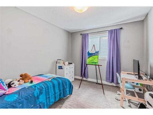 19 Lakewood Mews, Strathmore, AB - Indoor Photo Showing Bedroom