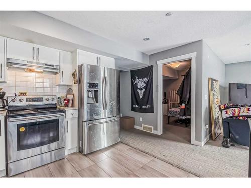 19 Lakewood Mews, Strathmore, AB - Indoor Photo Showing Kitchen