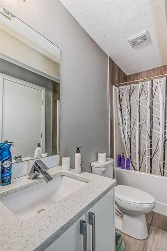 19 Lakewood Mews, Strathmore, AB - Indoor Photo Showing Bathroom