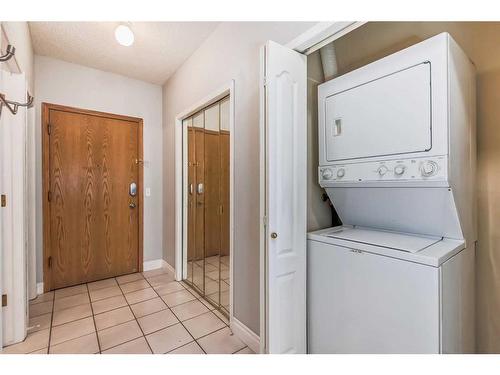201-103 10 Avenue Nw, Calgary, AB - Indoor Photo Showing Laundry Room