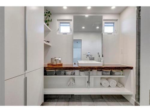 2411 Juniper Road Nw, Calgary, AB - Indoor Photo Showing Bathroom
