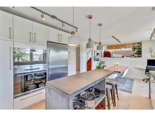2411 Juniper Road Nw, Calgary, AB - Indoor Photo Showing Kitchen With Upgraded Kitchen