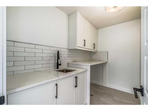 5016 21 Avenue Nw, Calgary, AB - Indoor Photo Showing Kitchen