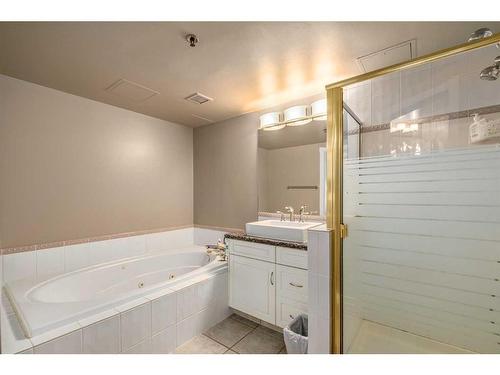 702-200 La Caille Place Sw, Calgary, AB - Indoor Photo Showing Bathroom