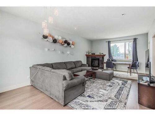 471 34 Avenue Ne, Calgary, AB - Indoor Photo Showing Living Room With Fireplace