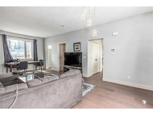 471 34 Avenue Ne, Calgary, AB - Indoor Photo Showing Living Room
