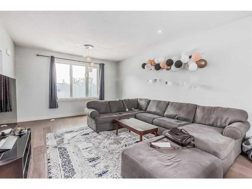 471 34 Avenue Ne, Calgary, AB - Indoor Photo Showing Living Room