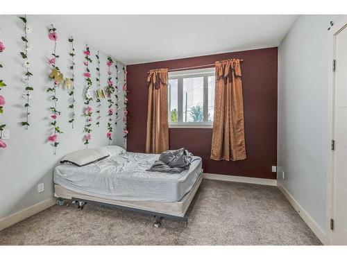 471 34 Avenue Ne, Calgary, AB - Indoor Photo Showing Bedroom