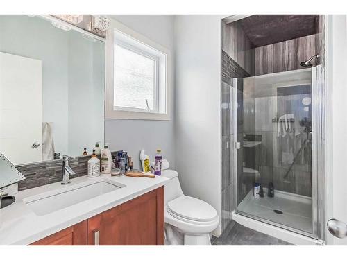 471 34 Avenue Ne, Calgary, AB - Indoor Photo Showing Bathroom