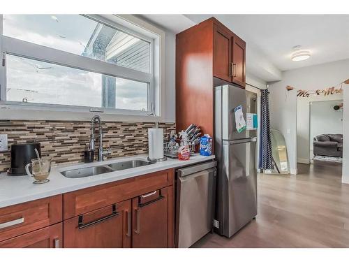 471 34 Avenue Ne, Calgary, AB - Indoor Photo Showing Kitchen With Double Sink