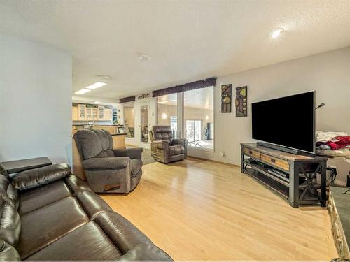 440 2 Avenue Ne, Milk River, AB - Indoor Photo Showing Living Room