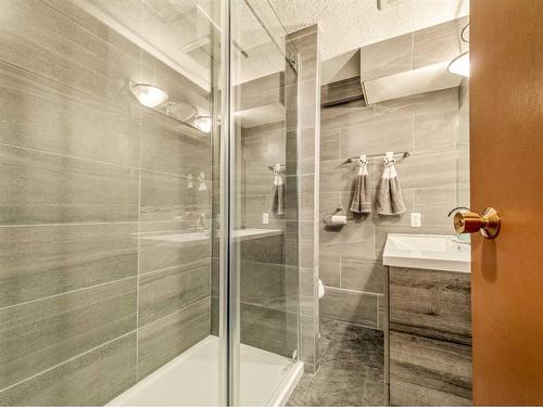 440 2 Avenue Ne, Milk River, AB - Indoor Photo Showing Bathroom