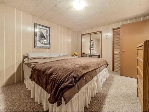 440 2 Avenue Ne, Milk River, AB - Indoor Photo Showing Bedroom