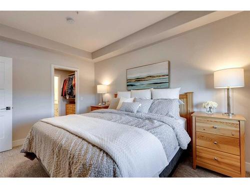 217-8355 19 Avenue Sw, Calgary, AB - Indoor Photo Showing Bedroom