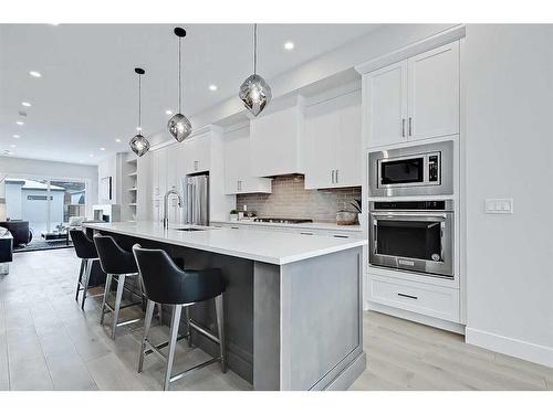 2-427 37 Street Sw, Calgary, AB - Indoor Photo Showing Kitchen With Upgraded Kitchen
