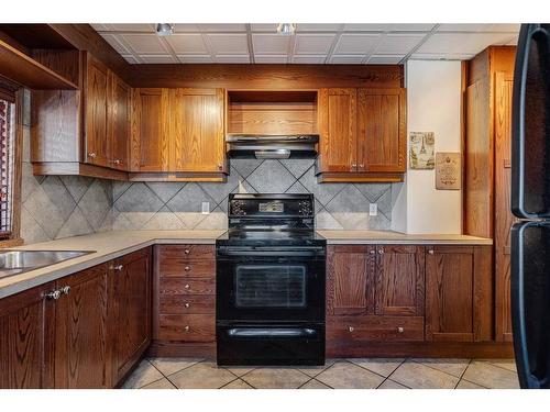 215 2 Avenue Ne, Calgary, AB - Indoor Photo Showing Kitchen With Double Sink