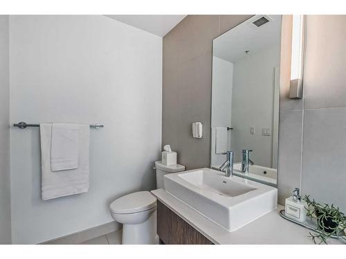1007-550 Riverfront Avenue Se, Calgary, AB - Indoor Photo Showing Bathroom