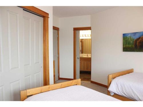 308-1160 Railway Avenue, Canmore, AB - Indoor Photo Showing Bedroom
