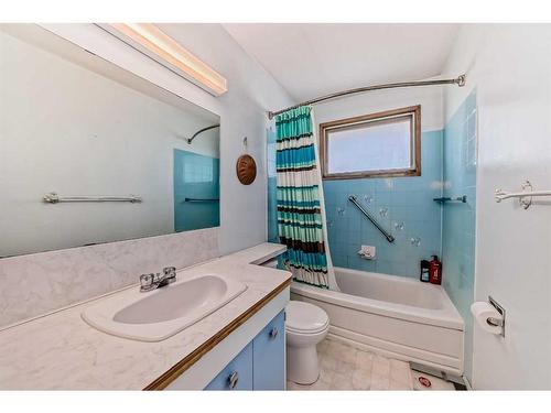 4719 Greenview Drive Ne, Calgary, AB - Indoor Photo Showing Bathroom