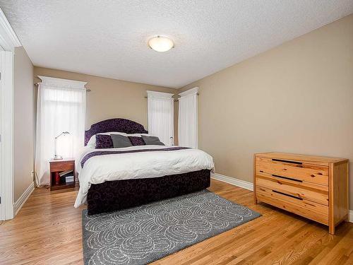 2632 31 Street Sw, Calgary, AB - Indoor Photo Showing Bedroom
