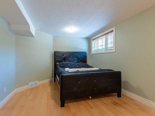 2632 31 Street Sw, Calgary, AB - Indoor Photo Showing Bedroom