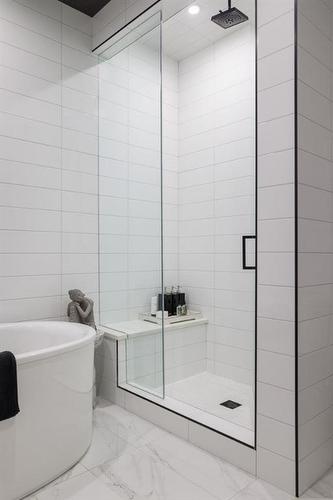 104-835 78 Street Sw, Calgary, AB - Indoor Photo Showing Bathroom
