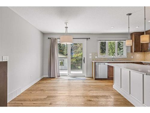 949 13Th Street, Canmore, AB - Indoor Photo Showing Kitchen