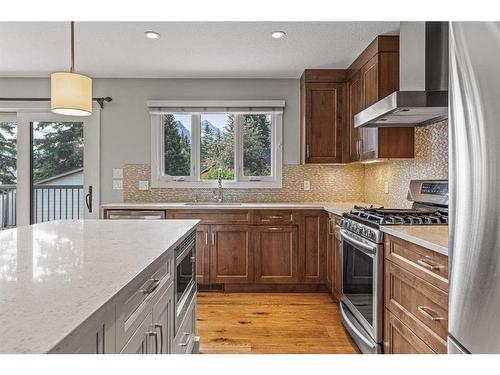 949 13Th Street, Canmore, AB - Indoor Photo Showing Kitchen With Upgraded Kitchen