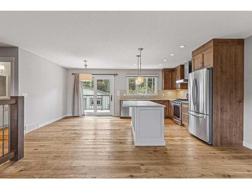 949 13Th Street, Canmore, AB - Indoor Photo Showing Kitchen