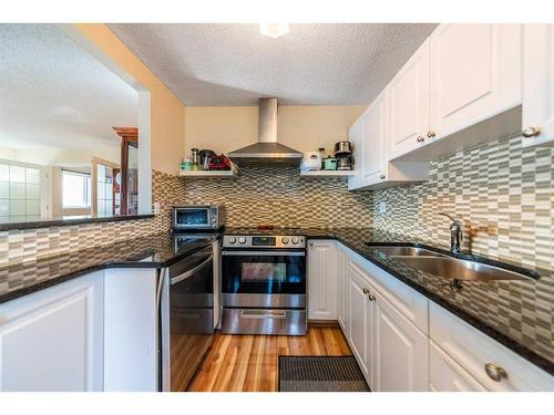 301-305 25 Avenue Sw, Calgary, AB - Indoor Photo Showing Kitchen With Double Sink With Upgraded Kitchen