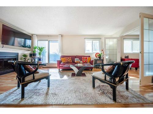 301-305 25 Avenue Sw, Calgary, AB - Indoor Photo Showing Living Room