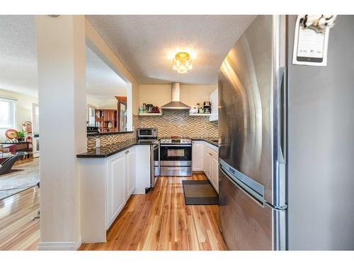 301-305 25 Avenue Sw, Calgary, AB - Indoor Photo Showing Kitchen