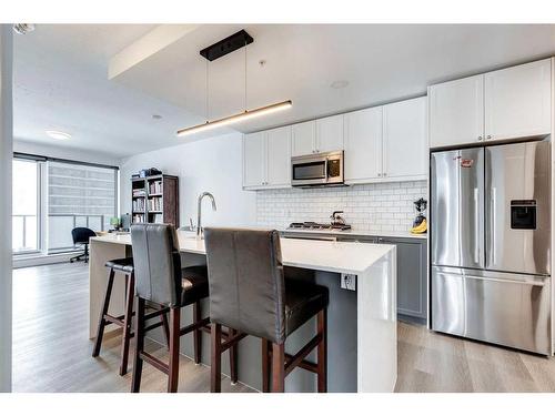 602-327 9A Street Nw, Calgary, AB - Indoor Photo Showing Kitchen With Stainless Steel Kitchen With Upgraded Kitchen