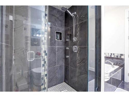 2422 37 Street Sw, Calgary, AB - Indoor Photo Showing Bathroom