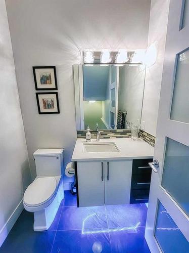 2422 37 Street Sw, Calgary, AB - Indoor Photo Showing Bathroom