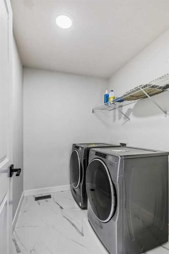 53 Belmont Villas Sw, Calgary, AB - Indoor Photo Showing Laundry Room