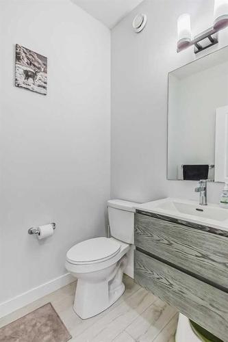 53 Belmont Villas Sw, Calgary, AB - Indoor Photo Showing Bathroom