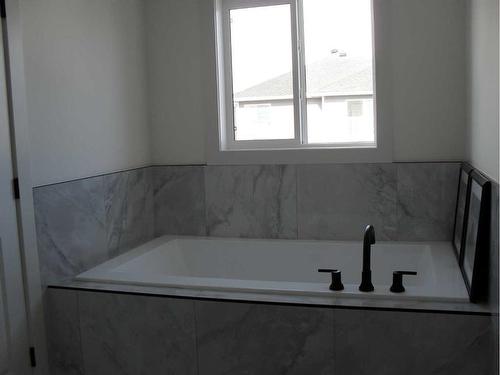 804 Mandalay Boulevard, Carstairs, AB - Indoor Photo Showing Bathroom
