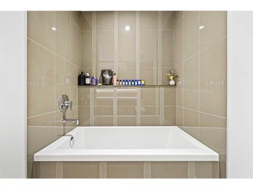 3206-310 12 Avenue Sw, Calgary, AB - Indoor Photo Showing Bathroom