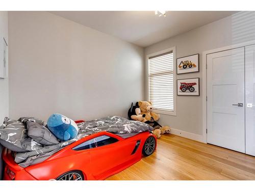 5030 21A Street Sw, Calgary, AB - Indoor Photo Showing Bedroom